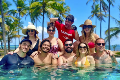 Elenco de 'Sandy & Junior' abre álbum de viagem dos 25 anos da série 