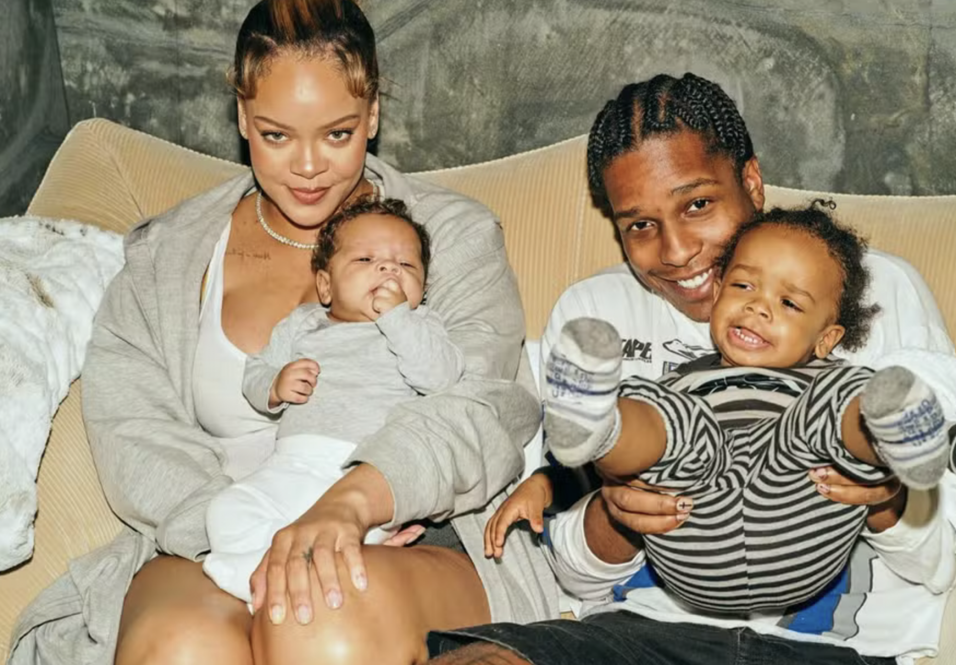 Rihanna publica foto rara com filhos em clima natalino e derrete fãs - Foto: Reprodução