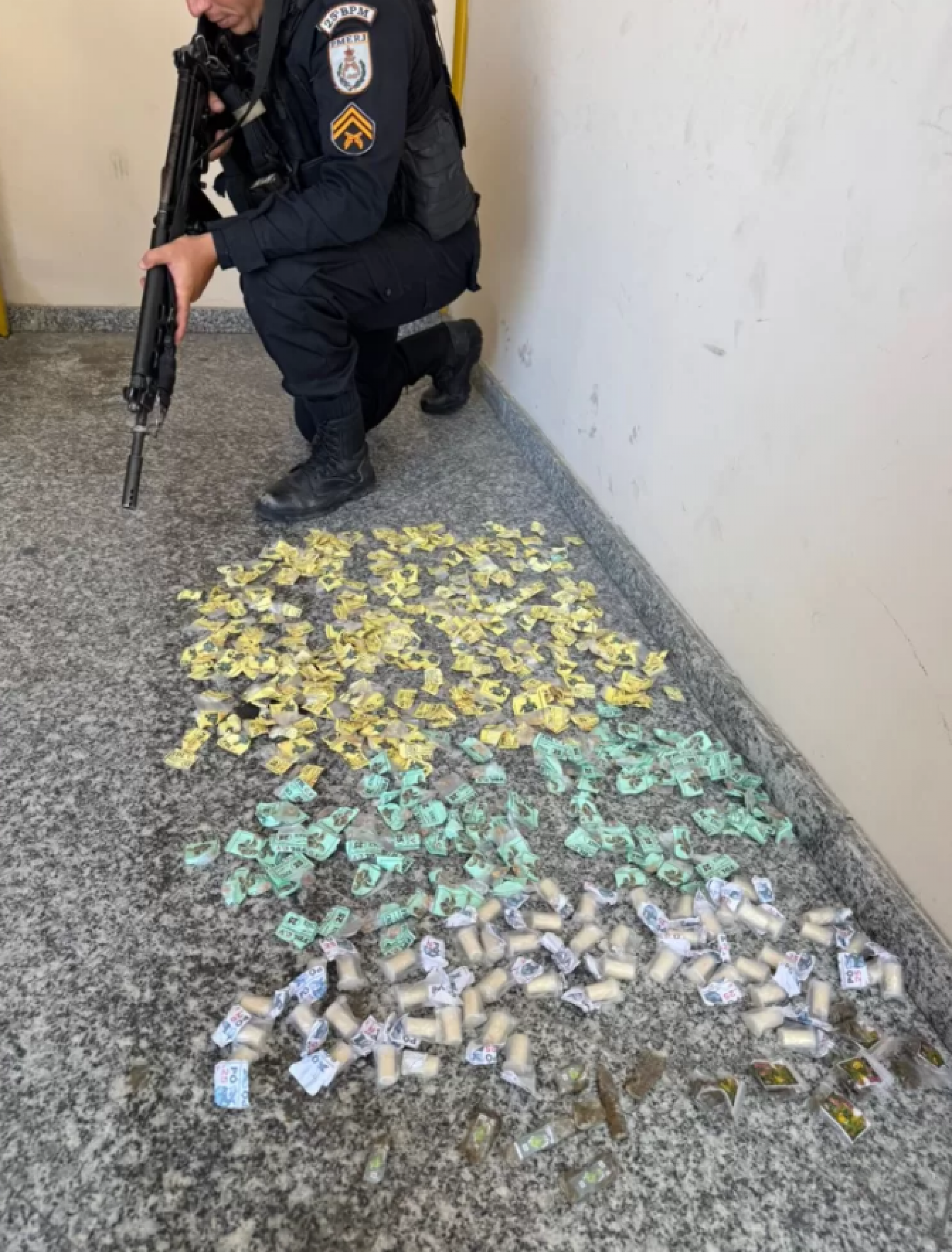 352 pedras de crack, 53 papelotes de cocaína, 14 trouxinhas de maconha e R$ 20 em espécie - Divulgação/PM 