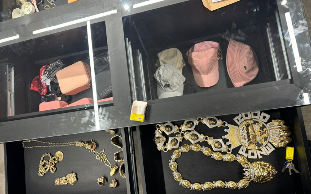 Cordão do MC Poze do Rodo encontrado durante busca e apreensão na residência do casal