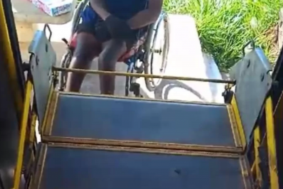 Passageiros se unem para ajudar cadeirante a embarcar em ônibus de Cabo Frio após falha no elevador
