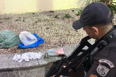 PM prende traficante com drogas no Vale do Ipê em Belford Roxo