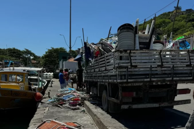 Operação em combate ao aluguel irregular de itens em praia de Arraial do Cabo resulta em dois caminhões ‘carregados’