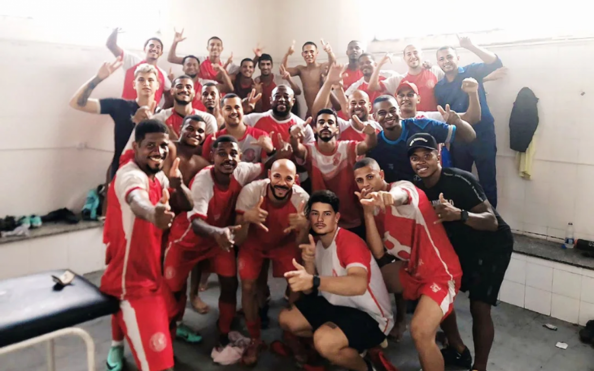 Jogadores do Nova Cidade comemoram no vestiário a vitória sobre o Serrano