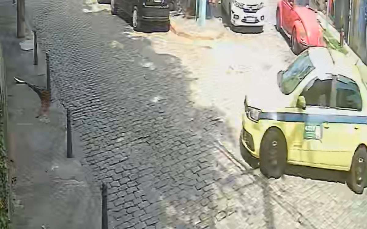 Taxista aparece dirigindo o veículo e dando cobertura ao comparsa que anuncia o assalto