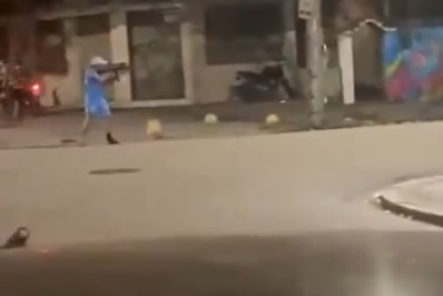 Vídeo: criminosos atiram contra blindado da PM no meio da rua em Cavalcanti