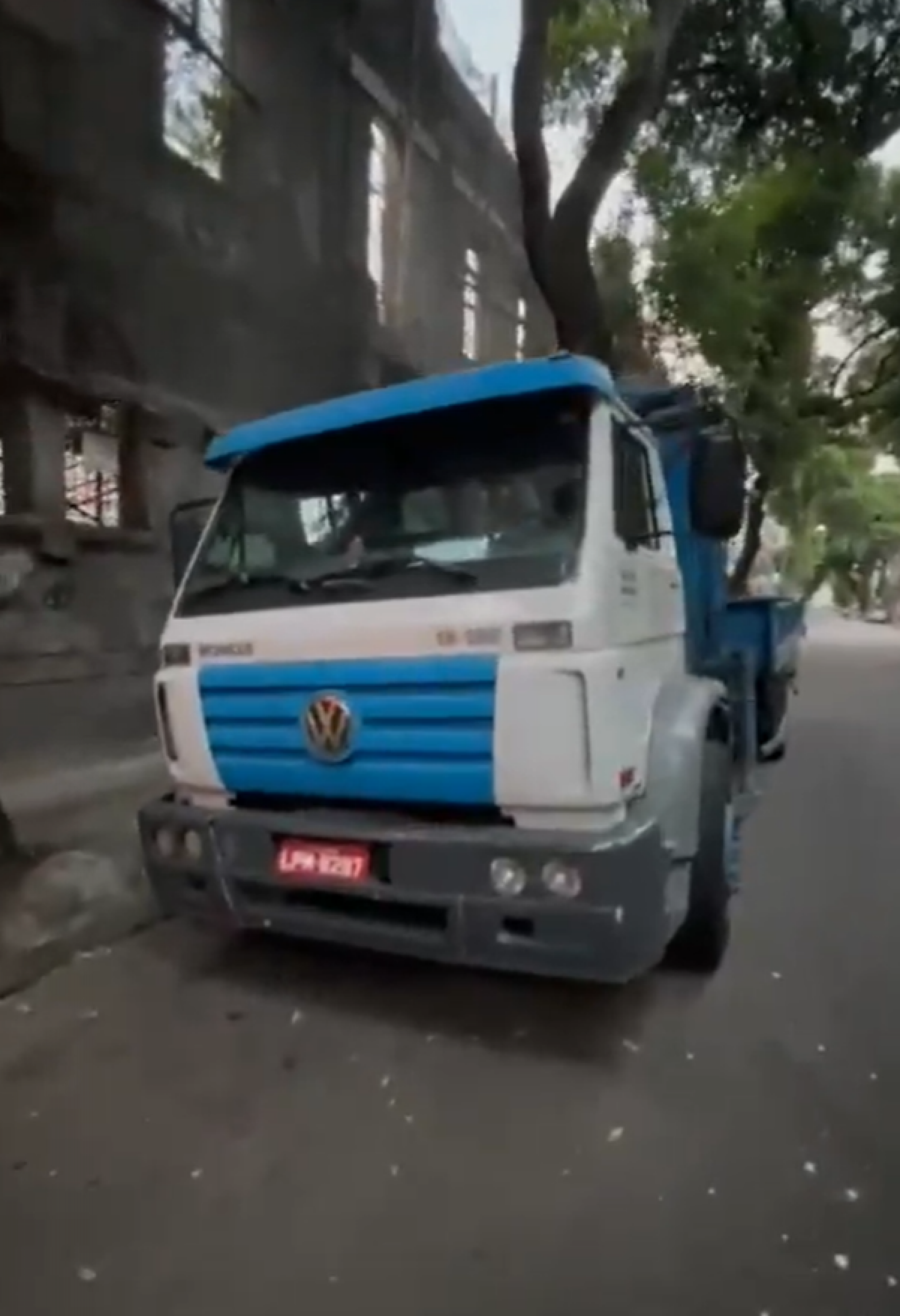 Caminhão utilizado para furtar cabos no Centro foi apreendido pelos PMs - Divulgação / @pmerj