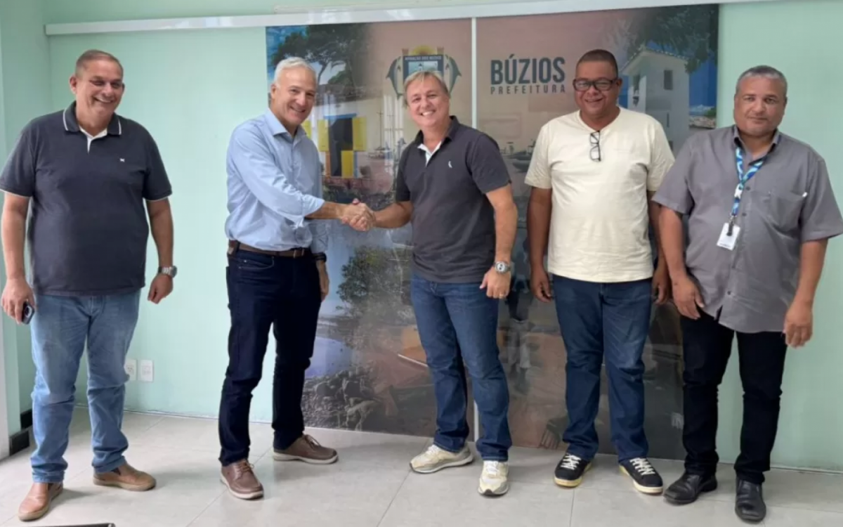 Alexandre Martins (REP), com o presidente da Prolagos, Luiz Fernando Fabbriani (apertando as mãos) e os secretários de Governo, Marcus Vallerius ? o Marcão, de Saneamento e Drenagem, Aziel Vieira, e de Pesca, Agricultura e Esportes Náuticos, Genilson Drumond