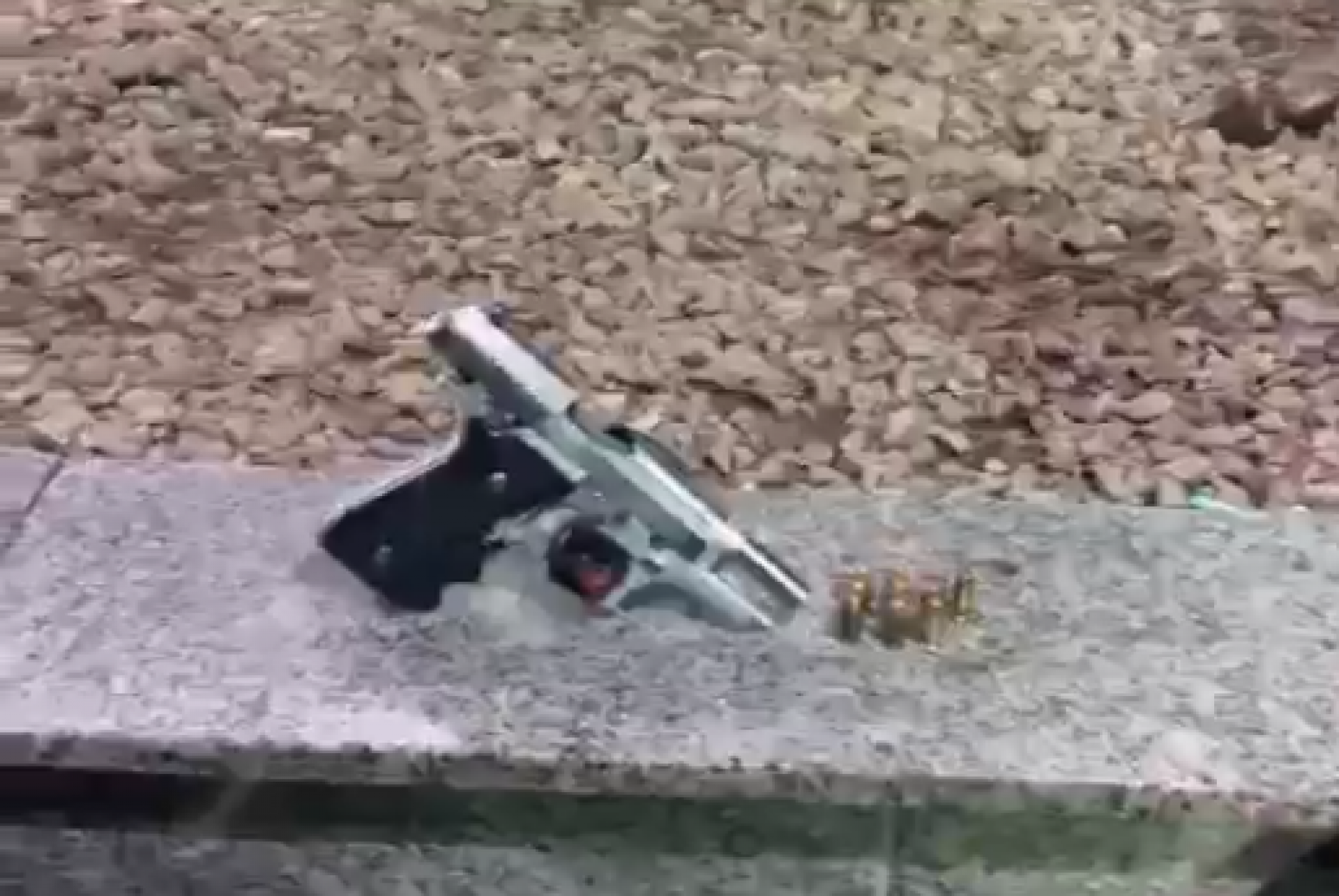 A pistola apreendida com o suspeito preso pelos policiais militares do 39º BPM - Divulgação / PMERJ