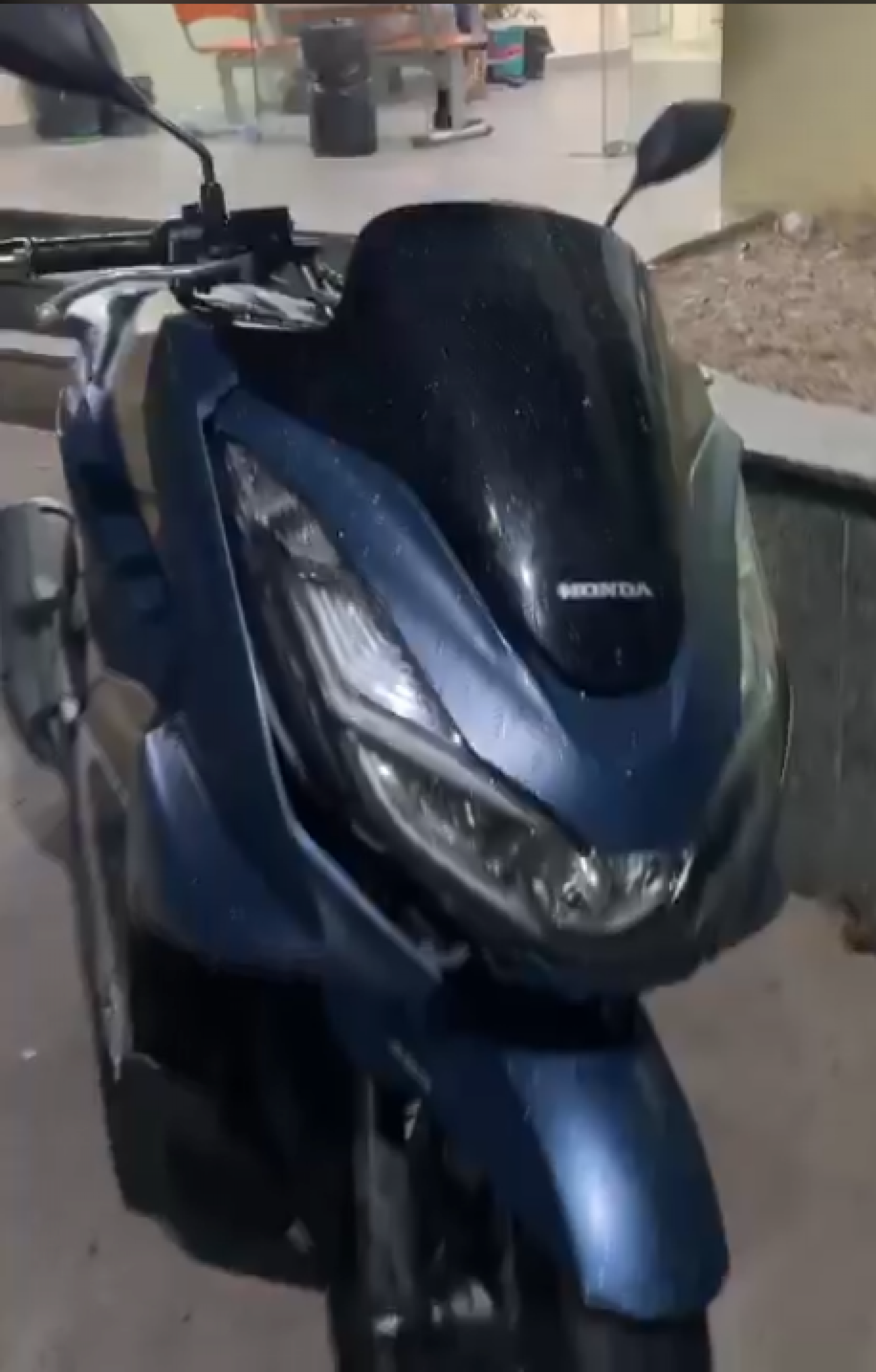 A motocicleta roubada recuperada pelos policiais militares do 39º BPM