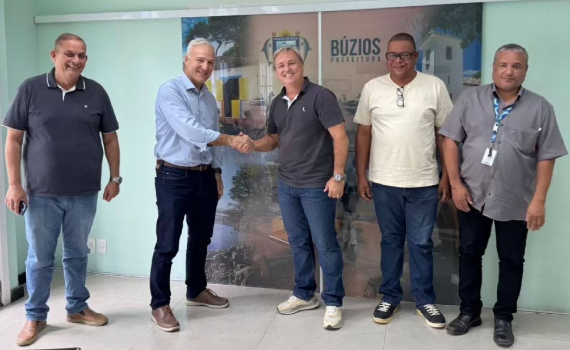 Alexandre Martins (REP), com o presidente da Prolagos, Luiz Fernando Fabbriani (apertando as m&atilde;os) e os secret&aacute;rios de Governo, Marcus Vallerius ? o Marc&atilde;o, de Saneamento e Drenagem, Aziel Vieira, e de Pesca, Agricultura e Esportes N&aacute;uticos, Genilson Drumond - Divulga&ccedil;&atilde;o