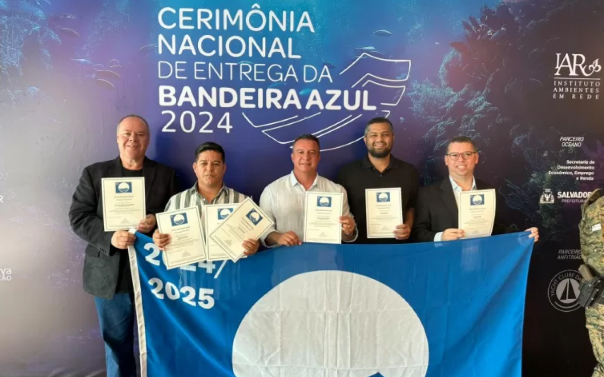 Secretário de Meio Ambiente, Vinícius Lavalle, e o Subsecretário Caio Pedrosa presentes na cerimônia de entrega oficial da Bandeira Azul