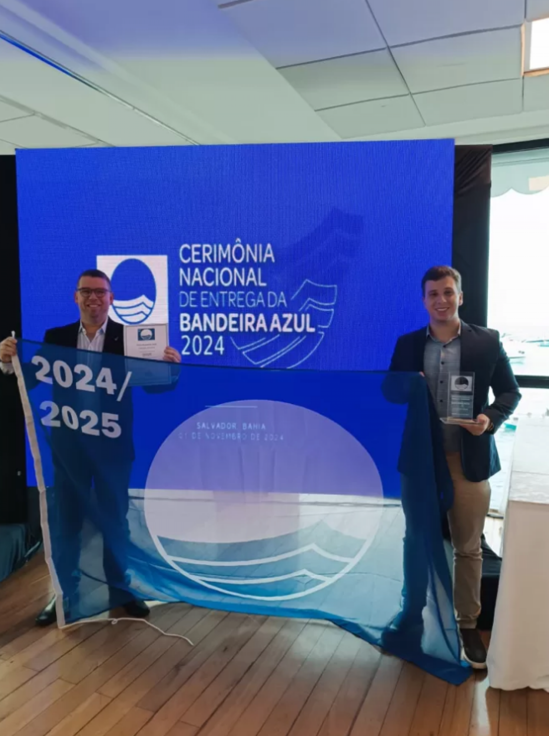 Secretário de Meio Ambiente, Vinícius Lavalle, e o Subsecretário Caio Pedrosa presentes na cerimônia de entrega oficial da Bandeira Azul