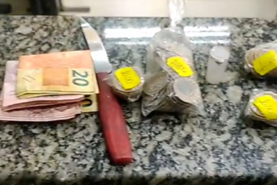 Criminoso sobe em telhado para fugir de populares após roubo na Zona Oeste