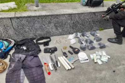 Homem é preso com drogas, munições e material tático em Arraial do Cabo