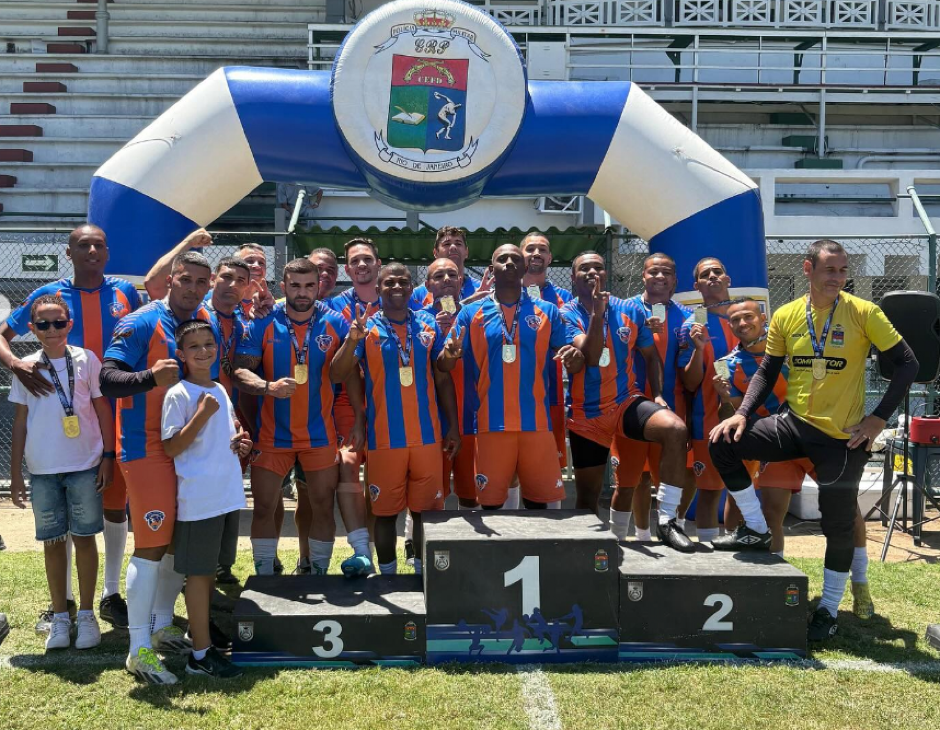 Jogadores do 39º BPM no lugar mais alto do pódio - Divulgação / PMERJ