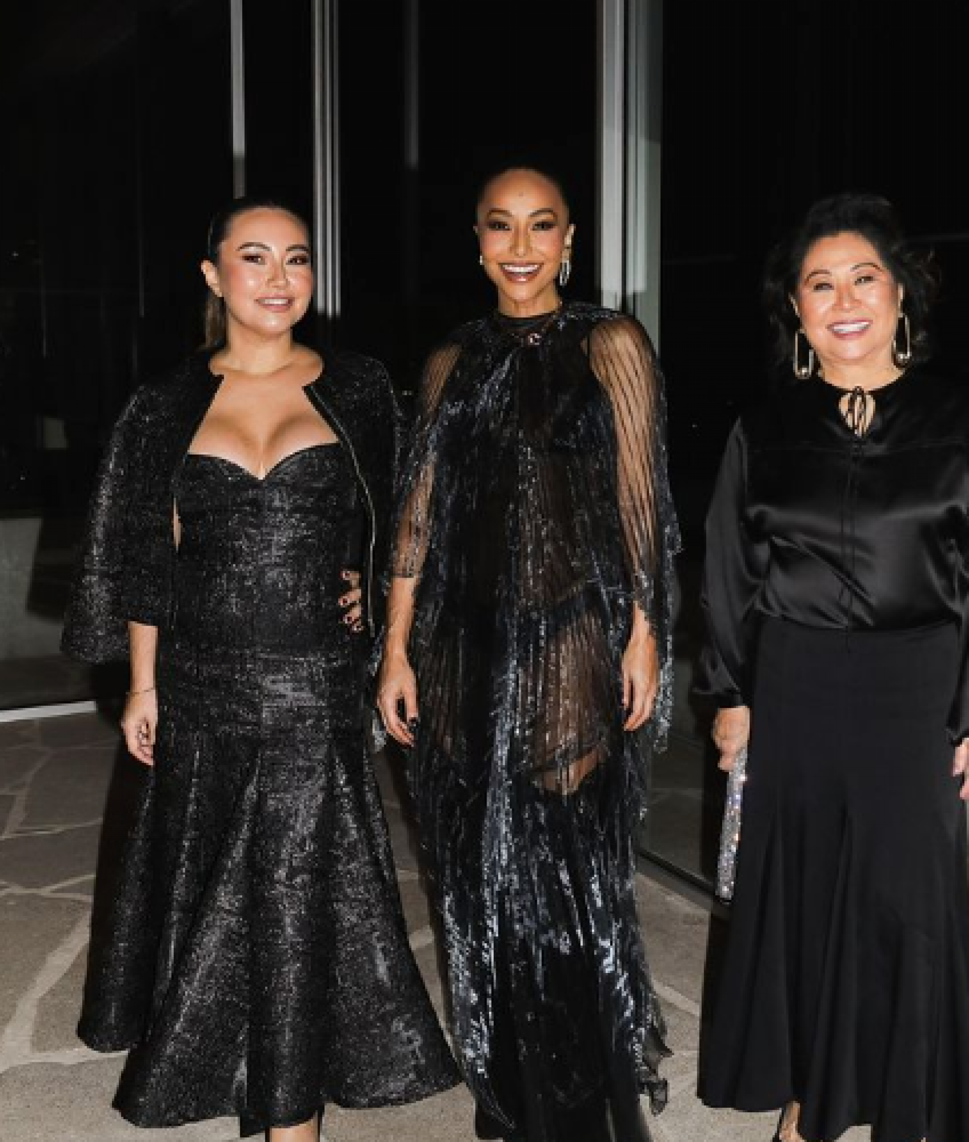 Sabrina Sato ao lado da mãe e irmã, Kika e Karina Sato - Reprodução / Instagram