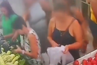Vídeo: grupo de mulheres rouba idosa dentro de hortifruti na Zona Norte