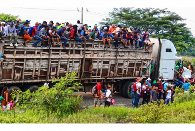 No México, centenas de migrantes são encontrados em caminhão que ia para os EUA