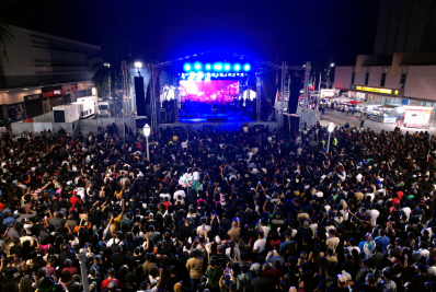 Adora Campos leva milhares de fiéis à Praça São Salvador em noite de louvor