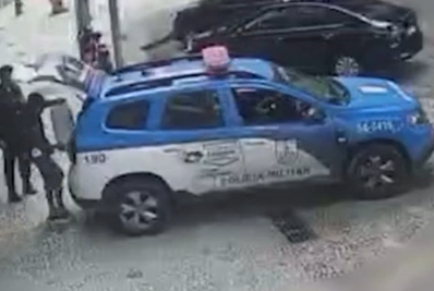 PMs são flagrados colocando engradado de cerveja e saco de gelo em mala de viatura