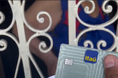 Vídeo: Motoboy impede golpe e salva idosa de entregar envelope com cartões