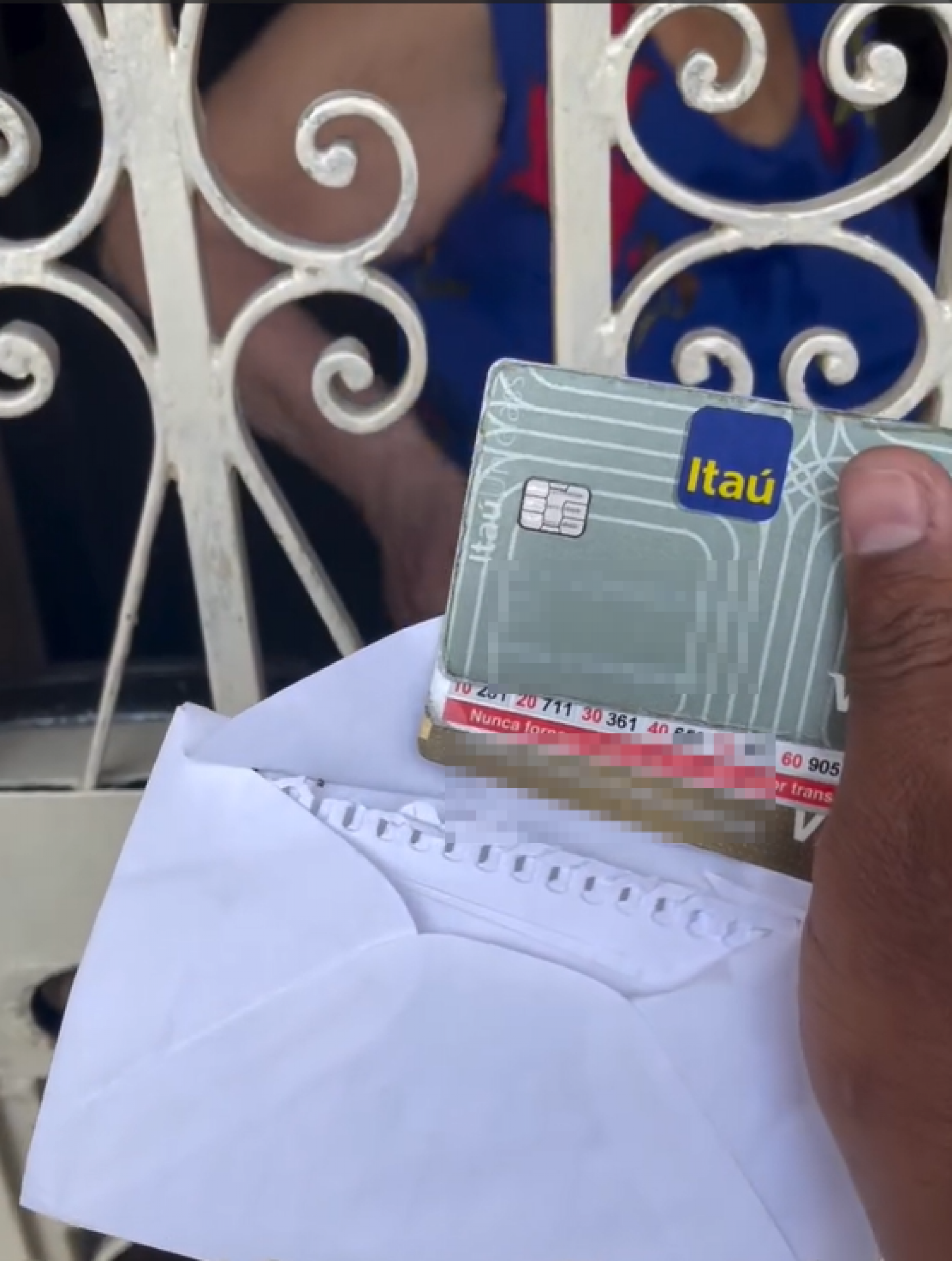 Motoboy frustra golpe e salva idosa de enviar cartões de crédito para criminosos