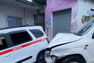Carro desgovernado causa danos e interrompe fornecimento de energia no Morro da Cabocla em Arraial do Cabo