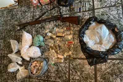 Mulher é presa com arma, munições e drogas em São Pedro da Aldeia
