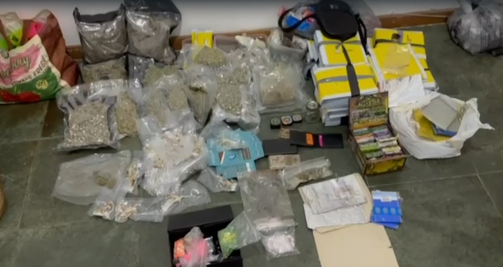 Policiais apreenderam grande quantidade de drogas e embalagens de entrega - Divulgação / PCERJ