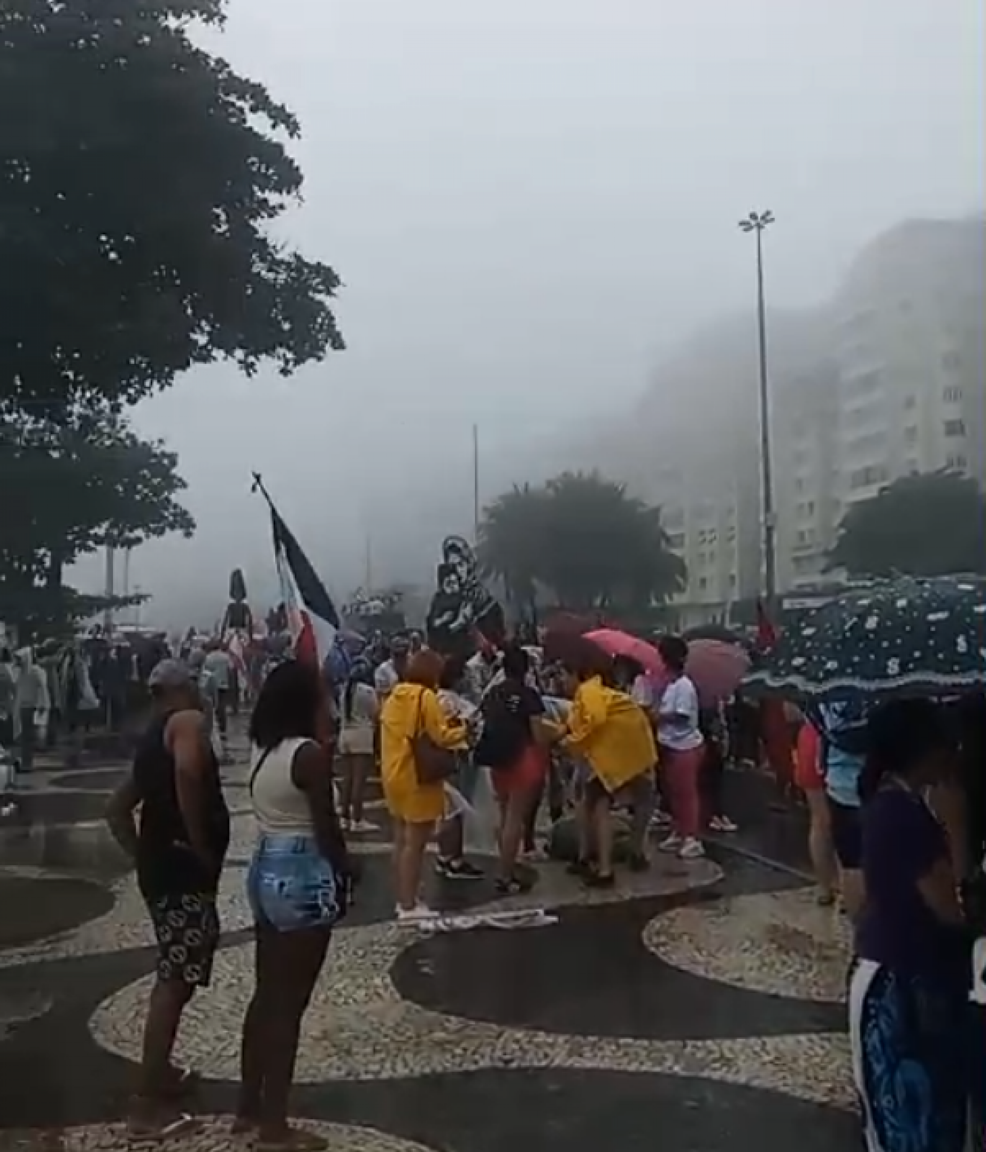 Movimentação de manifestantes na Avenida Atlântica, neste sábado (16) - Reprodução / Redes sociais