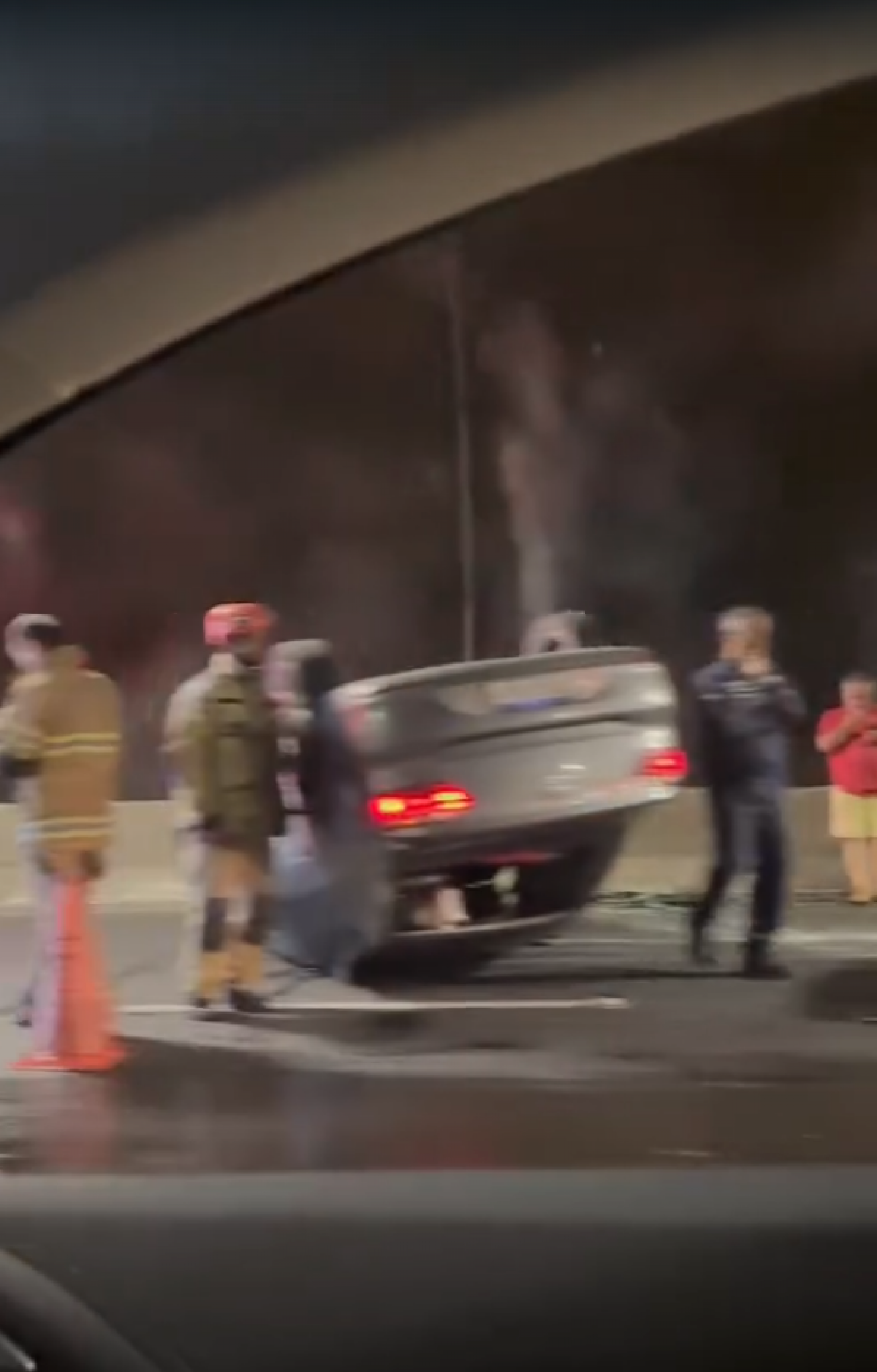 Carro capotou depois de batida no túnel Charitas-Cafubá, pista sentido Região Oceânica - Reprodução / Redes sociais