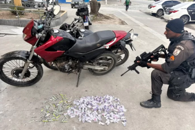 PM apreende drogas e detém trio, incluindo adolescente, por tráfico em Cabo Frio