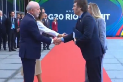 Após desavenças, Lula cumprimenta Milei com aperto de mão formal