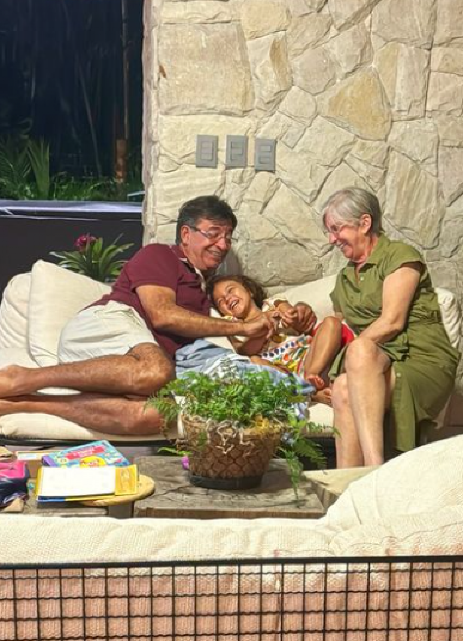 Lorena Improta aproveita momento de descanso em praia com a família: 'Valioso demais para mim'
 - Reprodução / Instagram