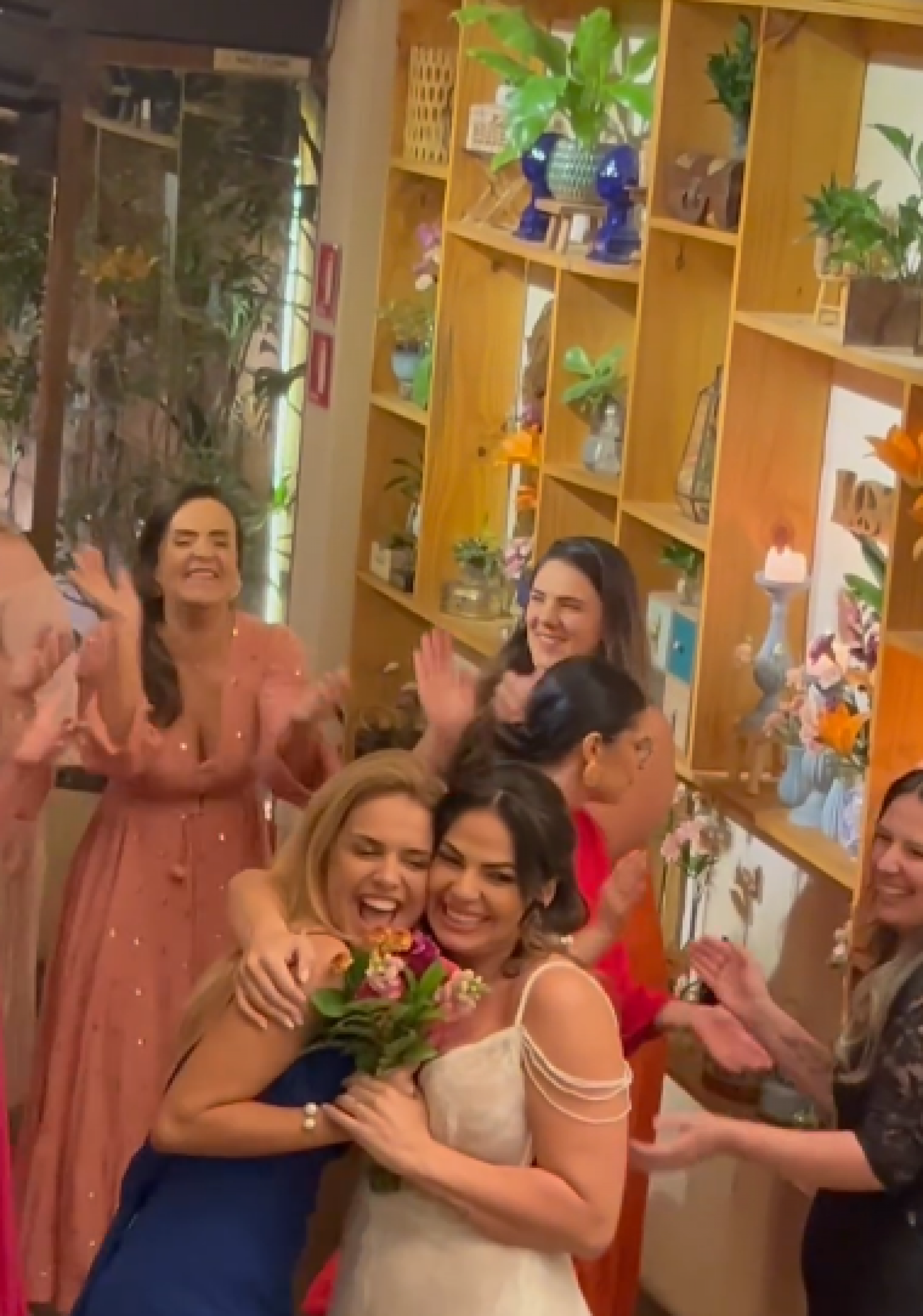 Paloma Bernardi leva a melhor na disputa por buquê de noiva e brinca: 'O VAR pode provar' - Reprodução de vídeo / Instagram