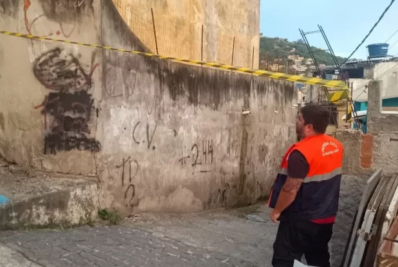 Defesa Civil de Arraial do Cabo interdita muro localizado no Morro da Coca-Cola