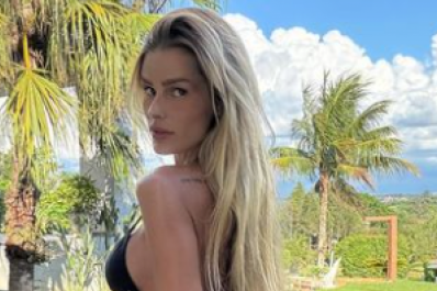 Yasmin Brunet exibe tatuagens ao posar de biquíni