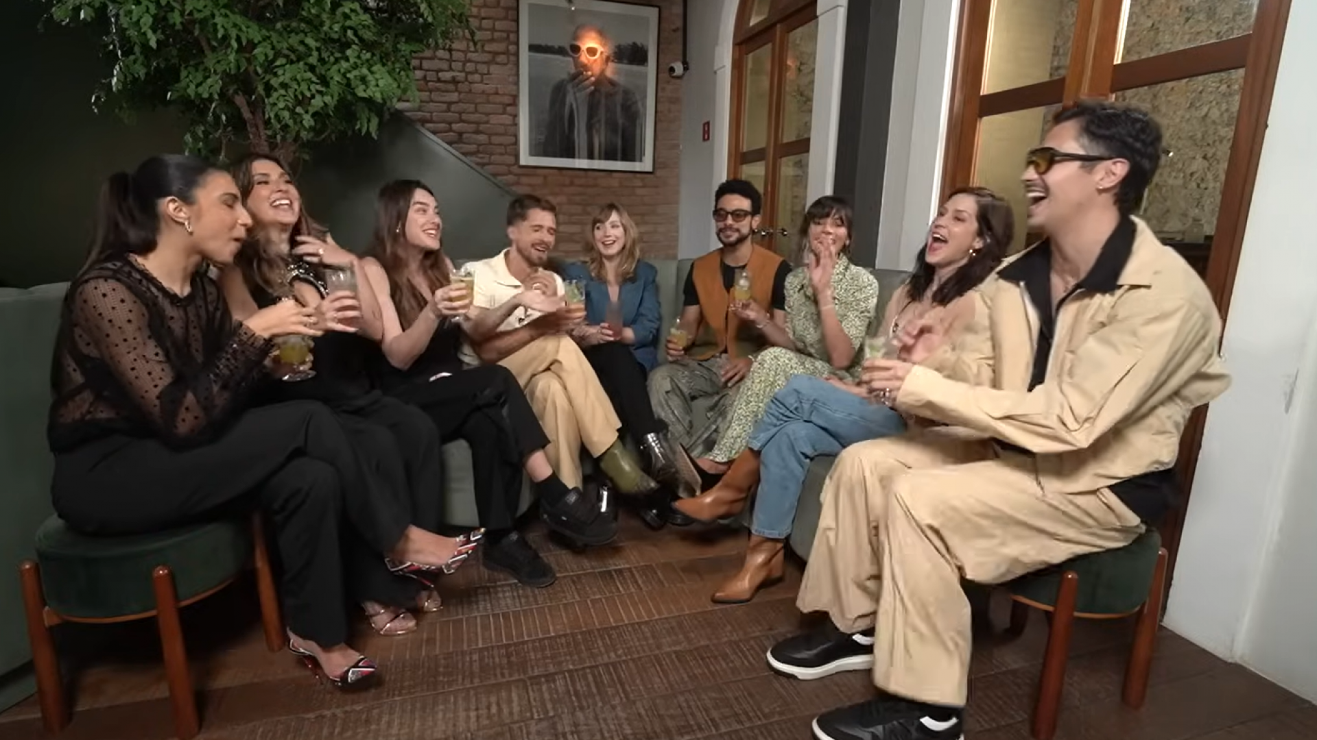 Bruna Marquezine e João Guilherme divertem web ao brincar de 'eu nunca'  - reprodução YouTube