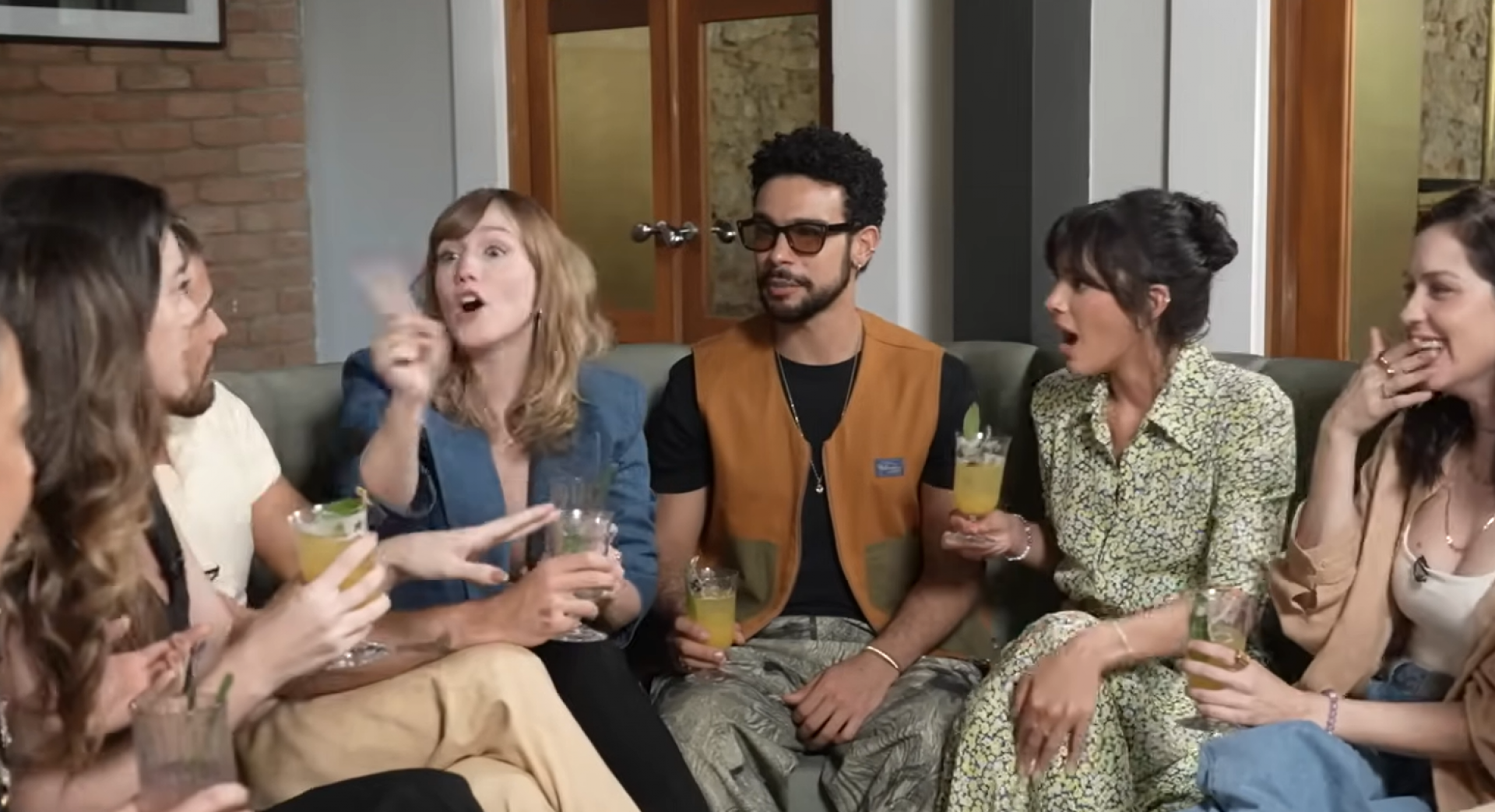 Bruna Marquezine e João Guilherme divertem web ao brincar de 'eu nunca'  - reprodução YouTube