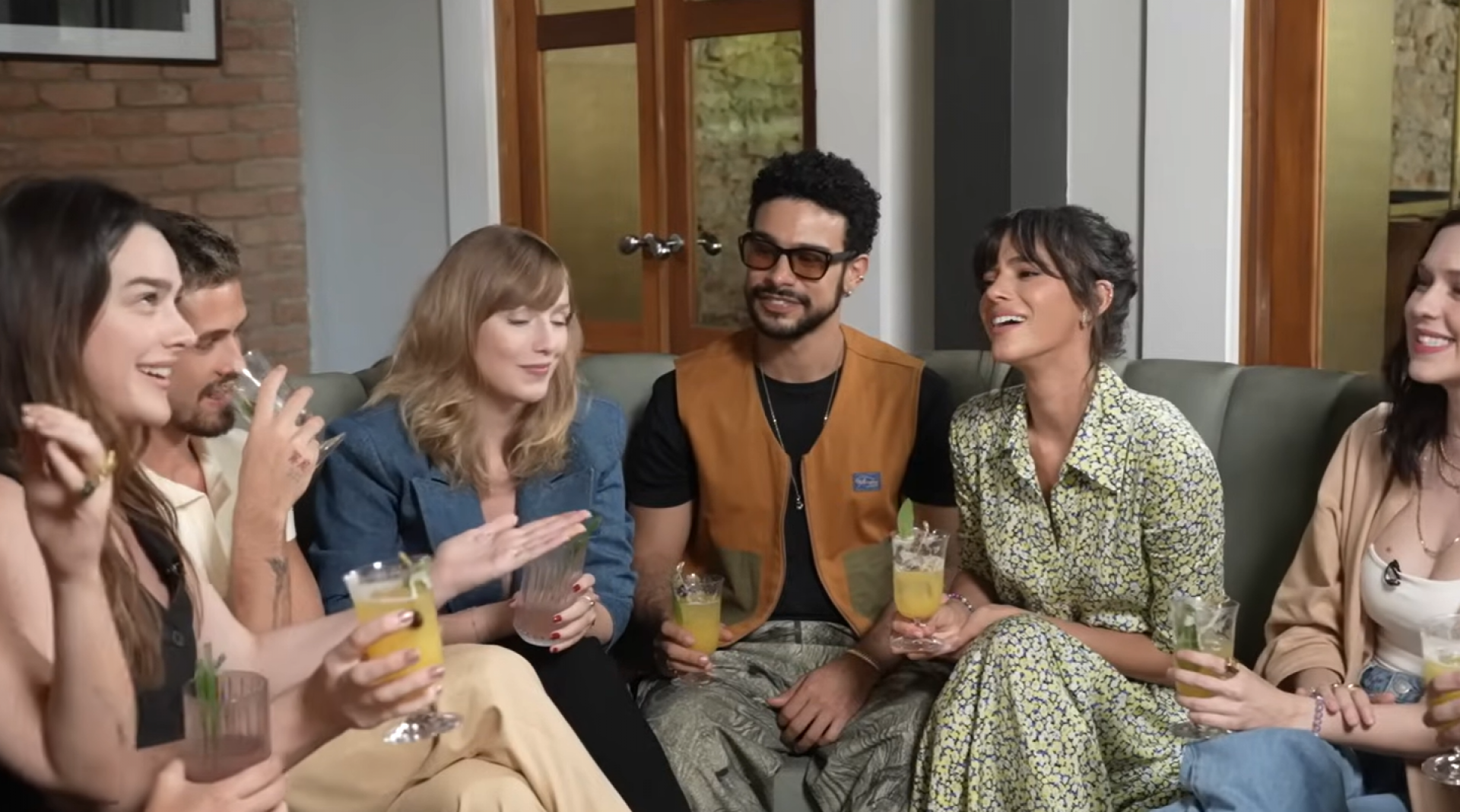 Bruna Marquezine e João Guilherme divertem web ao brincar de 'eu nunca'  - reprodução YouTube