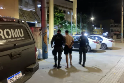 Turista de SP é detido após invadir residência e agredir pessoas em Arraial do Cabo