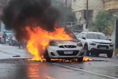 Carro pega fogo no Engenho de Dentro