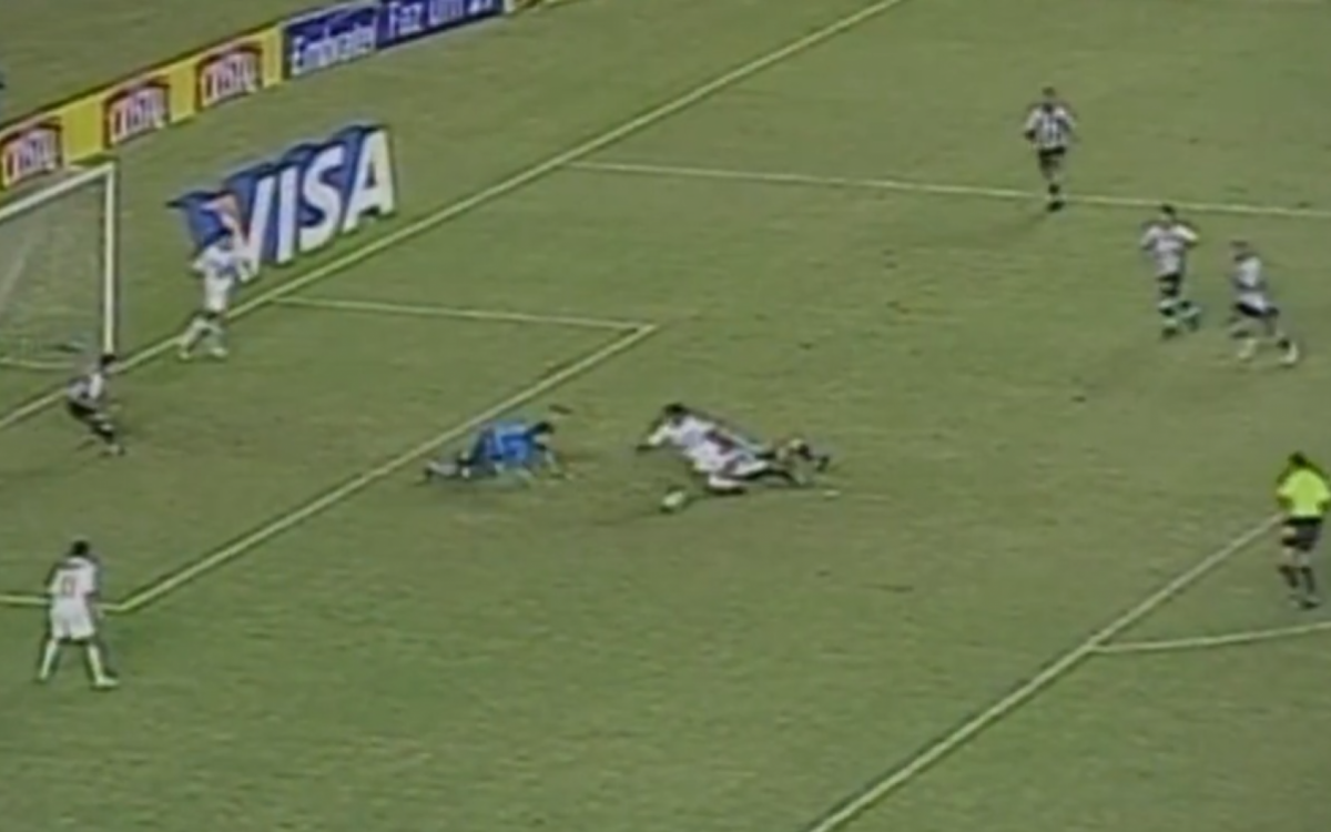 Lance polêmico no Botafogo x Atlético-MG em 2007, pela Copa do Brasil