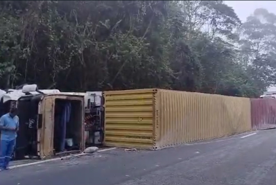 Carreta bitrem tomba na BR-040, na altura do Fazenda Inglesa, em Petrópolis