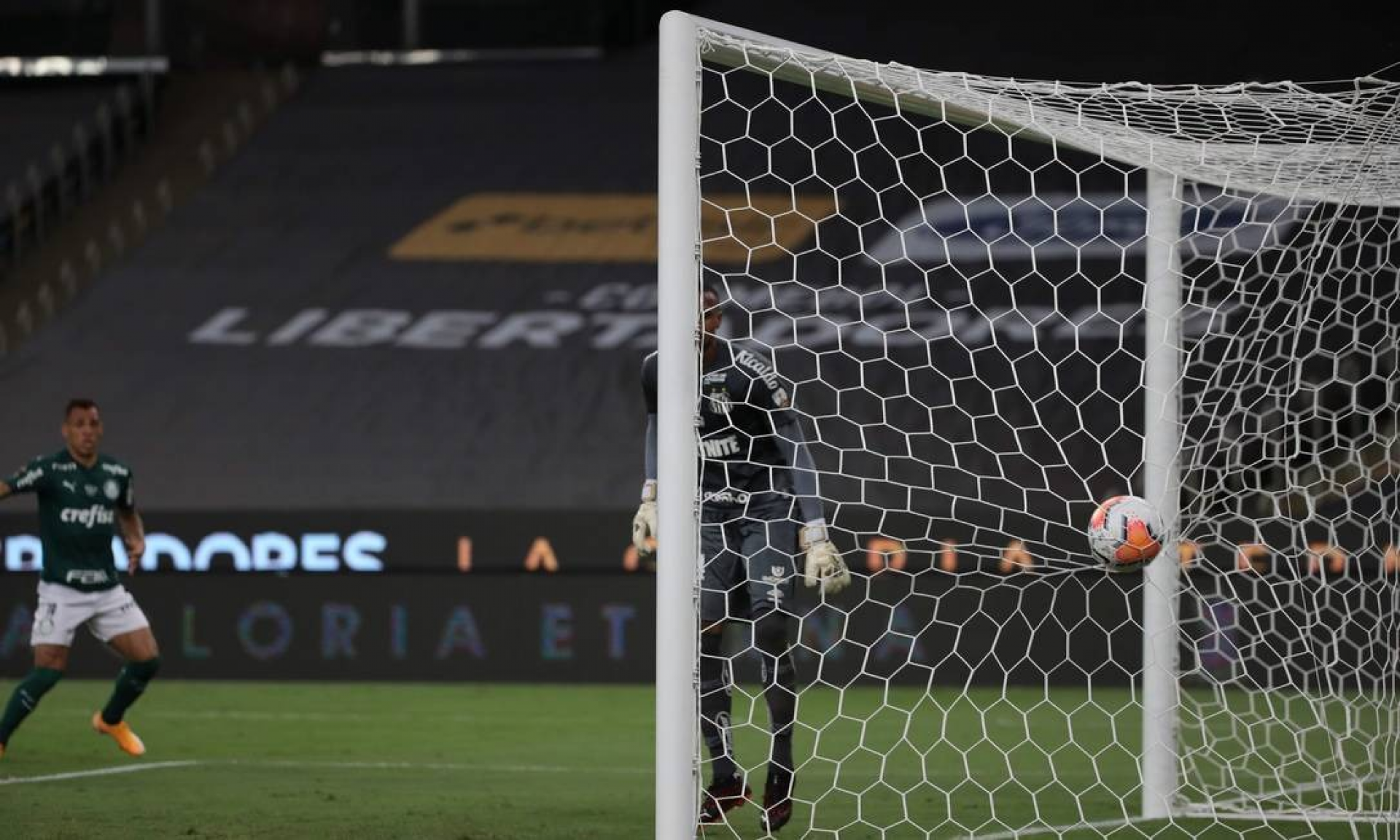 John, na época pelo Santos, perdeu a final da Libertadores 2020 para o Palmeiras - Ricardo Moraes/AFP