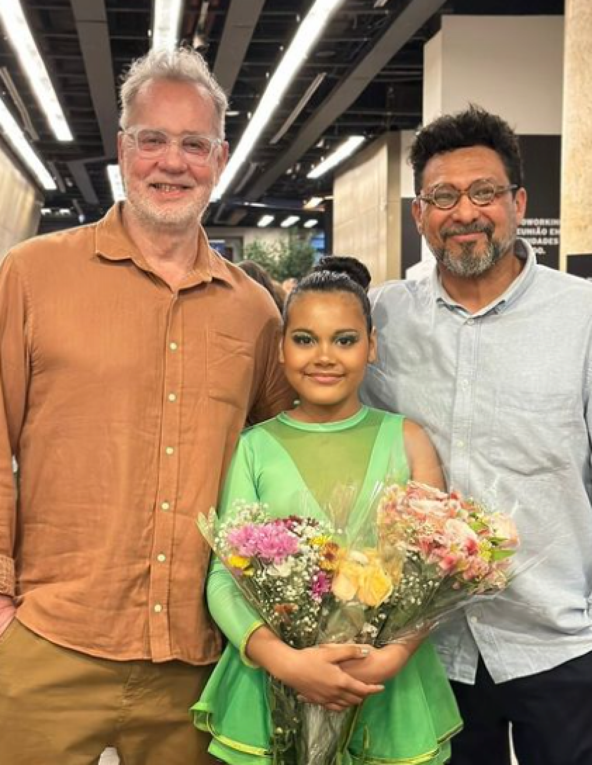 Luiz Fernando Guimarães e o marido, Adriano Medeiros, prestigiam espetáculo da filha, Olívia - Reprodução / Instagram