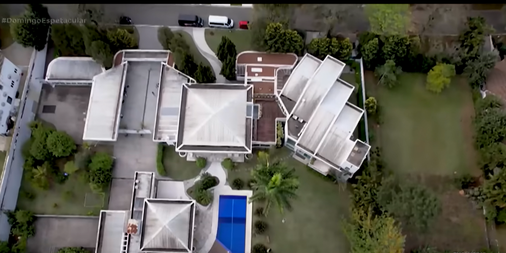 Filho de Gugu abre as portas da mansão onde o apresentador morava  em São Paulo  - reprodução Record TV