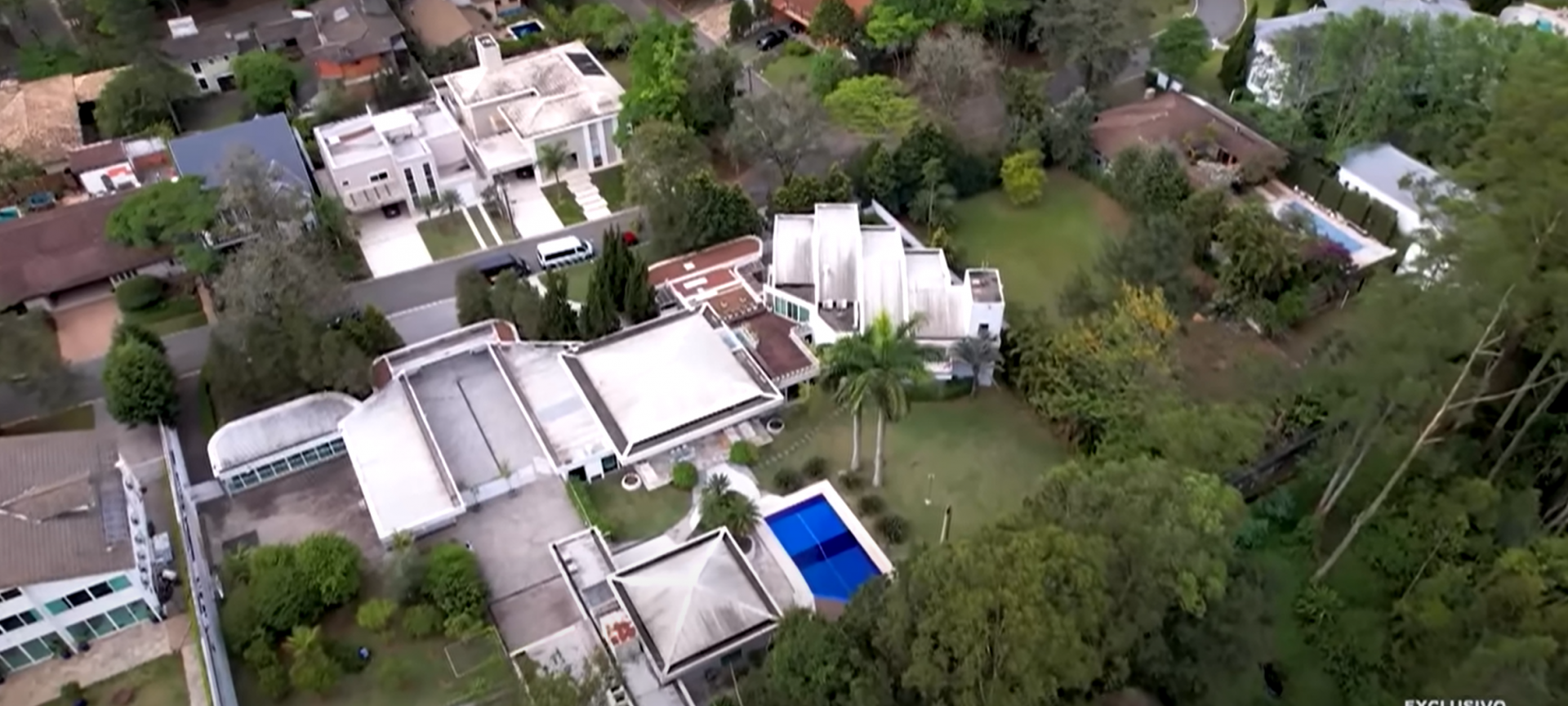 Filho de Gugu abre as portas da mansão onde o apresentador morava  em São Paulo  - reprodução Record TV