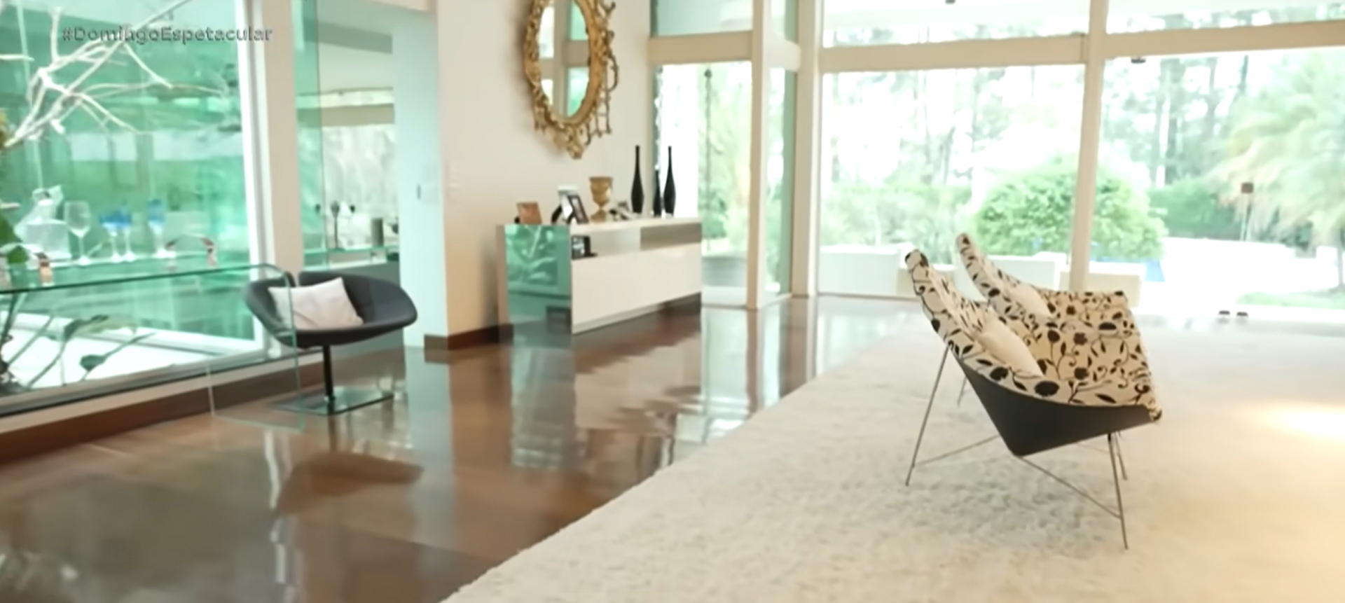 Filho de Gugu abre as portas da mansão onde o apresentador morava  em São Paulo  - reprodução Record TV